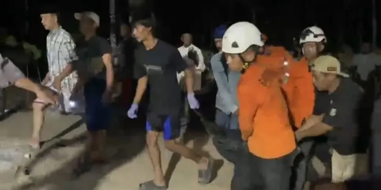 12 Jam Tertimbun Longsor Sumur di Lebak, Korban Dievakuasi Dalam Keadaan Tewas