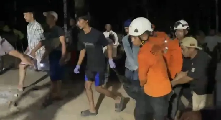 12 Jam Tertimbun Longsor Sumur di Lebak, Korban Dievakuasi Dalam Keadaan Tewas