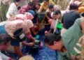 BANTUAN AIR BERSIH -- Sejumlah warga Desa Idaman, Kecamatan Patia Kabupaten Pandeglang, mendapat bantuan air bersih, untuk memenuhi kebutuhan sehari-hari. (ISTIMEWA)