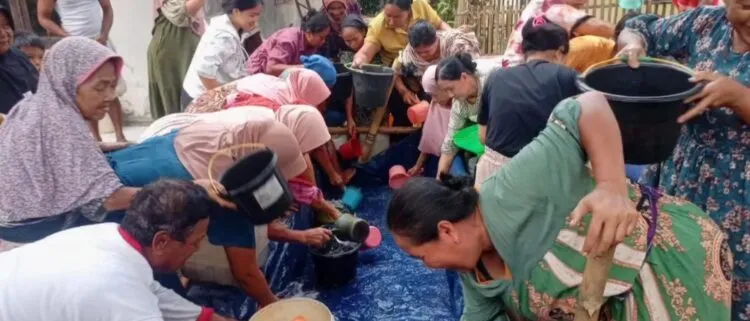 BANTUAN AIR BERSIH -- Sejumlah warga Desa Idaman, Kecamatan Patia Kabupaten Pandeglang, mendapat bantuan air bersih, untuk memenuhi kebutuhan sehari-hari. (ISTIMEWA)