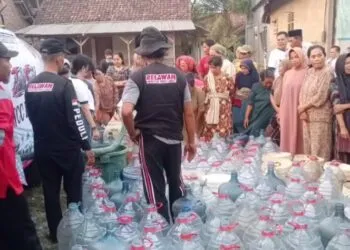 BANTUAN AIR BERSIH -- Sejumlah warga Desa Idaman, Kecamatan Patia Kabupaten Pandeglang, mendapat bantuan air bersih, untuk memenuhi kebutuhan sehari-hari. (ISTIMEWA)