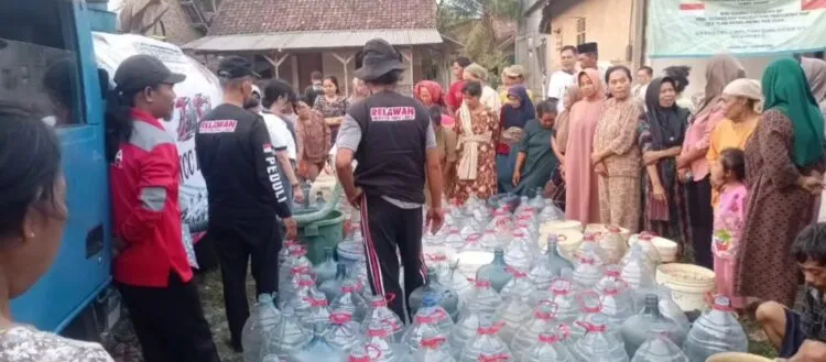 BANTUAN AIR BERSIH -- Sejumlah warga Desa Idaman, Kecamatan Patia Kabupaten Pandeglang, mendapat bantuan air bersih, untuk memenuhi kebutuhan sehari-hari. (ISTIMEWA)