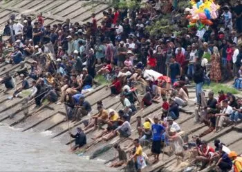 BEDOLAN PAMARAYAN -- Masyarakat sekitar, tampak antusias mengikuti kegiatan Bedolan Pamarayan, di Kabupaten Serang, Sabtu (17/10/2026) lalu. (ISTIMEWA)