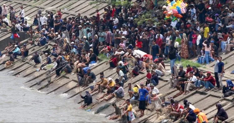 BEDOLAN PAMARAYAN -- Masyarakat sekitar, tampak antusias mengikuti kegiatan Bedolan Pamarayan, di Kabupaten Serang, Sabtu (17/10/2026) lalu. (ISTIMEWA)