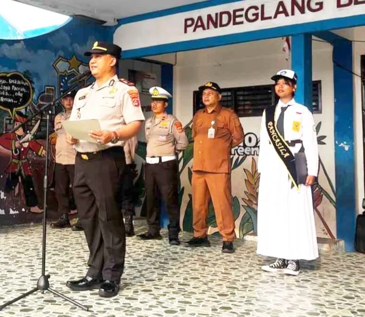 SOSIALISASI -- Jajaran Polres Pandeglang, melakukan sosialisasi pencegahan penyebaran berita bohong atau hoaks, di kalangan pelajar melalui pendidikan literasi digital, di SMPN 1 Pandeglang. (ISTIMEWA)