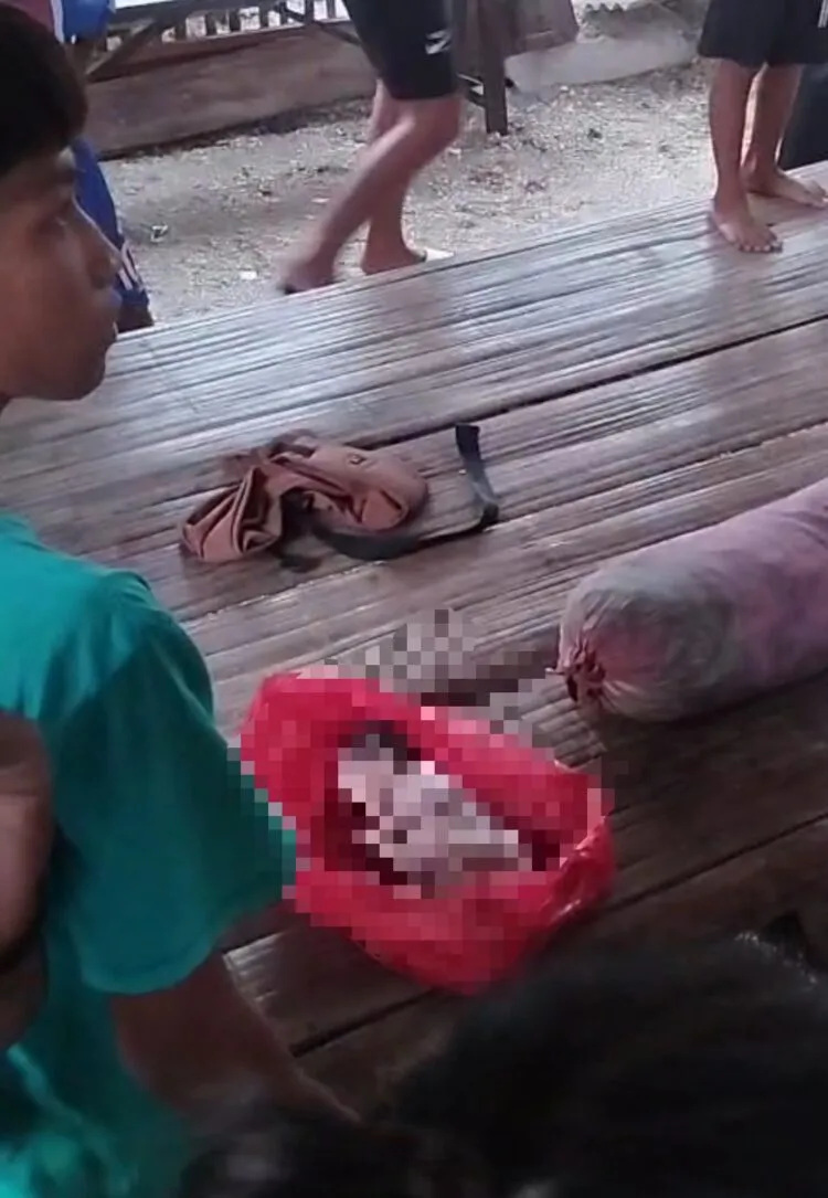 DITEMUKAN WARGA - Sosok bayi laki-laki, ditemukan warga di dalam kantung plastik berwarna merah, di Pantai Bunda, Kecamatan Panimbang, Kabupaten Pandeglang. (ISTIMEWA)