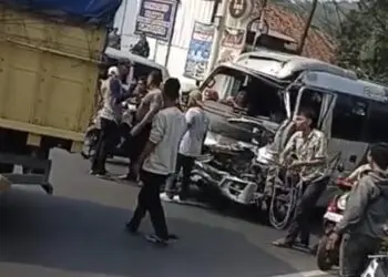 KECELAKAAN LALU LINTAS -- Sebuah kendaraan elf yang membawa rombongan peserta manasik haji dari TK Nurul Bahari, Desa Sidakmukti, Kecamatan Sukaresmi, Kabupaten Pandeglang, mengalami kecelakaan lalu lintas di depan SPBU Saketi, Rabu (21/10/2026). (ISTIMEWA)
