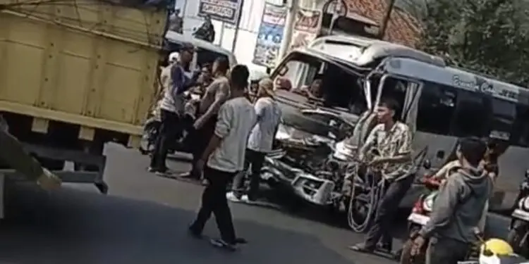 KECELAKAAN LALU LINTAS -- Sebuah kendaraan elf yang membawa rombongan peserta manasik haji dari TK Nurul Bahari, Desa Sidakmukti, Kecamatan Sukaresmi, Kabupaten Pandeglang, mengalami kecelakaan lalu lintas di depan SPBU Saketi, Rabu (21/10/2026). (ISTIMEWA)