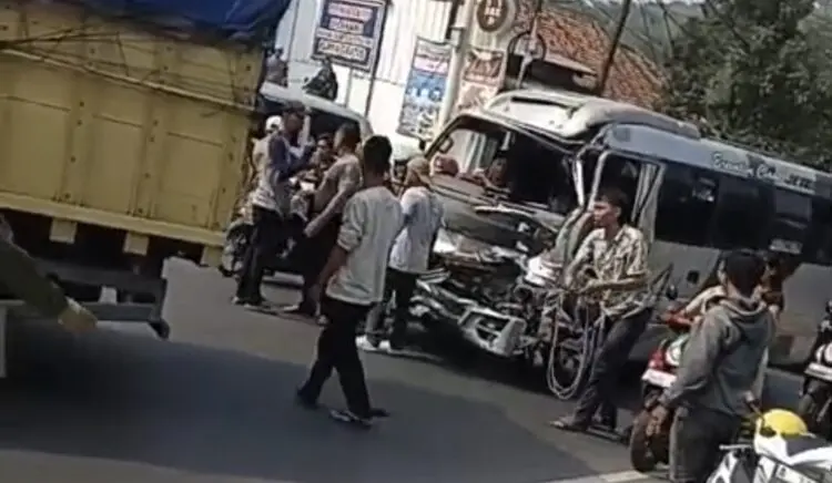 KECELAKAAN LALU LINTAS -- Sebuah kendaraan elf yang membawa rombongan peserta manasik haji dari TK Nurul Bahari, Desa Sidakmukti, Kecamatan Sukaresmi, Kabupaten Pandeglang, mengalami kecelakaan lalu lintas di depan SPBU Saketi, Rabu (21/10/2026). (ISTIMEWA)