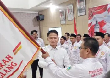 PELANTIKAN -- Wabup Pandeglang Iing Andri Supriadi, melantik pengurus Dewan Pimpinan Daerah Forum BUMDes Merah Putih (DPD FBMP) Kabupaten Pandeglang, periode 2026–2031, di Oproom Sekretariat Daerah Kabupaten Pandeglang, Rabu (21/10/2026). (ISTIMEWA)