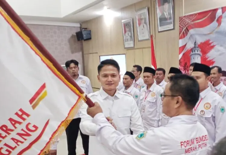 PELANTIKAN -- Wabup Pandeglang Iing Andri Supriadi, melantik pengurus Dewan Pimpinan Daerah Forum BUMDes Merah Putih (DPD FBMP) Kabupaten Pandeglang, periode 2026–2031, di Oproom Sekretariat Daerah Kabupaten Pandeglang, Rabu (21/10/2026). (ISTIMEWA)