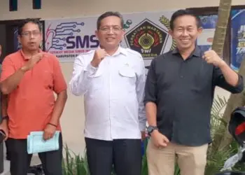 FOTO BERSAMA - Kepala Disdikpora Kabupaten Pandeglang, Sutoto (tengah) berfoto bersama dengan Ketua SMSI Kabupaten Pandeglang, Abdul Aziz (kiri), dan Penasehat SMSI Provinsi Banten, Nana S Amdan (kanan), di halaman depan Sekber SMSI - PWI Kabupaten Pandeglang, Rabu (21/10/2026). (MARDIANA/SATELITNEWS.COM)