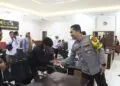 SILATURAHMI -- Kapolres Pandeglang AKBP Sonny Harsono, bersalaman dengan sejumlah wartawan, dalam acara Silaturahmi dengan wartawan, di Aula Mapolres Pandeglang, Rabu (28/10/2026). (MARDIANA/SATELITNEWS.COM)
