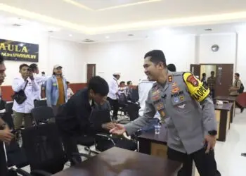 SILATURAHMI -- Kapolres Pandeglang AKBP Sonny Harsono, bersalaman dengan sejumlah wartawan, dalam acara Silaturahmi dengan wartawan, di Aula Mapolres Pandeglang, Rabu (28/10/2026). (MARDIANA/SATELITNEWS.COM)