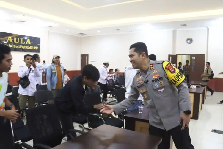 SILATURAHMI -- Kapolres Pandeglang AKBP Sonny Harsono, bersalaman dengan sejumlah wartawan, dalam acara Silaturahmi dengan wartawan, di Aula Mapolres Pandeglang, Rabu (28/10/2026). (MARDIANA/SATELITNEWS.COM)