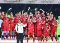 John Herdman bersama para pemain tim nasional dan Presiden Republik Indonesia Prabowo Subianto merayakan gelar juara FIFA ASEAN Cup 2026. (ISTIMEWA)