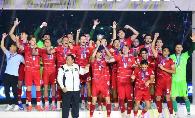 John Herdman bersama para pemain tim nasional dan Presiden Republik Indonesia Prabowo Subianto merayakan gelar juara FIFA ASEAN Cup 2026. (ISTIMEWA)