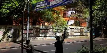 Ribuan Spanduk Ilegal di Kota Tangsel Ditertibkan