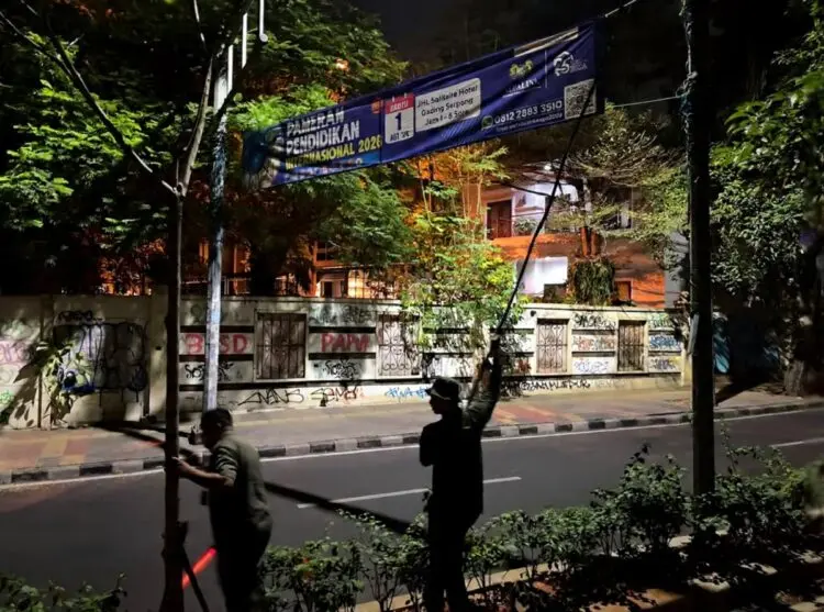 Ribuan Spanduk Ilegal di Kota Tangsel Ditertibkan