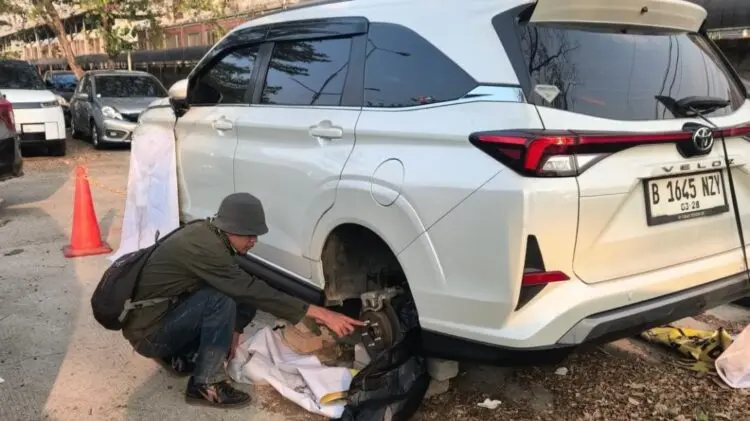 Dua Mobil Jadi Sasaran Pencurian Ban di Parkiran Stasiun Rawa Buntu Serpong