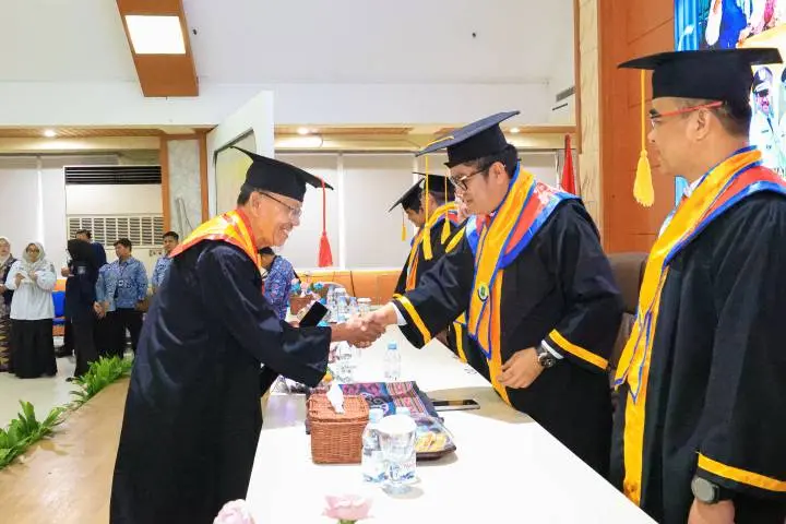 Peserta Wisuda Sekolah Lansia Kota Tangerang Didorong Mampu Kelola Kegiatan