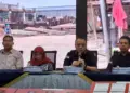 SATELITNEWS.COM, TANGERANG--Kantor Imigrasi Kelas I Khusus Non TPI Tangerang mengamankan 13 warga negara asing (WNA) asal China yang melanggar aturan keimigrasian. Mereka bekerja secara ilegal bahkan ada yang menjadi buruh kasar atau kuli bangunan proyek. Para WNA tersebut dikenakan Pasal 122 Undang-Undang Nomor 6 Tahun 2011 tentang Keimigrasian, yaitu orang asing yang dengan sengaja menyalahgunakan atau melakukan kegiatan yang tidak sesuai dengan maksud dan tujuan pemberian izin tinggal yang diberikan dengan sanksi penangkalan dan deportasi. Belasan WNA tersebut diamankan saat Operasi Timpora yang digelar di tiga titik wilayah Kabupaten Tangerang. Kepala Kantor Wilayah (Kanwil) Direktorat Jenderal Imigrasi Banten Barron Ichsan menuturkan, dalam operasi Timpora pihaknya menyasar tiga lokasi, yakni dua perusahaan di wilayah Cikupa dan satu proyek konstruksi di Legok. Dalam penyisiran tersebut, didapati 13 WNA yang melakukan pelanggaran. Mereka merupakan para pekerja proyek yang berprofesi sebagai buruh kasar, mandor, dan manajer fondasi. "Kami menyasar tiga lokasi, ada 40 WNA yang kami cek dokumen keimigrasiannya dan hasilnya ada 13 WNA yang tidak sesuai dokumennya, mereka ini merupakan pekerja di proyek konstruksi dengan jabatan buruh kasar, mandor dan manajer fondasi," katanya, Jumat (2/10). Belasan WNA tersebut memiliki dokumen C20 atau izin tinggal, tetapi saat dilakukan pengecekan tidak sesuai dengan peruntukannya. Hasil pemeriksaan, mereka tinggal dalam satu mess atau asrama dan sudah bekerja selama 1 hingga 3 bulan. Di lain pihak, Kepala Kantor Imigrasi Kelas I Khusus Non TPI Tangerang, Hasanin, menuturkan, para WNA yang diamankan saat ini sudah tidak lagi bekerja di proyek tersebut. "Mereka sudah dilarang berkegiatan dilokasi tersebut. Sementara untuk para WNA yang mematuhi aturan keimigrasian, hanya kami ingatkan saja untuk tetap mengikuti aturan dan menjamin kepatuhan mereka," ungkapnya. (gatot)