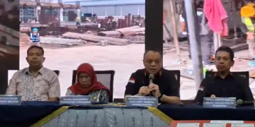 SATELITNEWS.COM, TANGERANG--Kantor Imigrasi Kelas I Khusus Non TPI Tangerang mengamankan 13 warga negara asing (WNA) asal China yang melanggar aturan keimigrasian. Mereka bekerja secara ilegal bahkan ada yang menjadi buruh kasar atau kuli bangunan proyek. Para WNA tersebut dikenakan Pasal 122 Undang-Undang Nomor 6 Tahun 2011 tentang Keimigrasian, yaitu orang asing yang dengan sengaja menyalahgunakan atau melakukan kegiatan yang tidak sesuai dengan maksud dan tujuan pemberian izin tinggal yang diberikan dengan sanksi penangkalan dan deportasi. Belasan WNA tersebut diamankan saat Operasi Timpora yang digelar di tiga titik wilayah Kabupaten Tangerang. Kepala Kantor Wilayah (Kanwil) Direktorat Jenderal Imigrasi Banten Barron Ichsan menuturkan, dalam operasi Timpora pihaknya menyasar tiga lokasi, yakni dua perusahaan di wilayah Cikupa dan satu proyek konstruksi di Legok. Dalam penyisiran tersebut, didapati 13 WNA yang melakukan pelanggaran. Mereka merupakan para pekerja proyek yang berprofesi sebagai buruh kasar, mandor, dan manajer fondasi. "Kami menyasar tiga lokasi, ada 40 WNA yang kami cek dokumen keimigrasiannya dan hasilnya ada 13 WNA yang tidak sesuai dokumennya, mereka ini merupakan pekerja di proyek konstruksi dengan jabatan buruh kasar, mandor dan manajer fondasi," katanya, Jumat (2/10). Belasan WNA tersebut memiliki dokumen C20 atau izin tinggal, tetapi saat dilakukan pengecekan tidak sesuai dengan peruntukannya. Hasil pemeriksaan, mereka tinggal dalam satu mess atau asrama dan sudah bekerja selama 1 hingga 3 bulan. Di lain pihak, Kepala Kantor Imigrasi Kelas I Khusus Non TPI Tangerang, Hasanin, menuturkan, para WNA yang diamankan saat ini sudah tidak lagi bekerja di proyek tersebut. "Mereka sudah dilarang berkegiatan dilokasi tersebut. Sementara untuk para WNA yang mematuhi aturan keimigrasian, hanya kami ingatkan saja untuk tetap mengikuti aturan dan menjamin kepatuhan mereka," ungkapnya. (gatot)