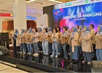 Harmoni Angklung XIV.5 Pukau Pengunjung Mal Teras Kota BSD