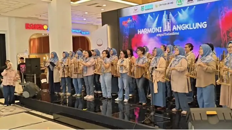 Harmoni Angklung XIV.5 Pukau Pengunjung Mal Teras Kota BSD