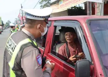 TEGURAN -- Personel Satlantas Polres Pandeglang, menegur dan mengingatkan pengendara agar lebih disiplin dan menjaga keselamatan. (ISTIMEWA)