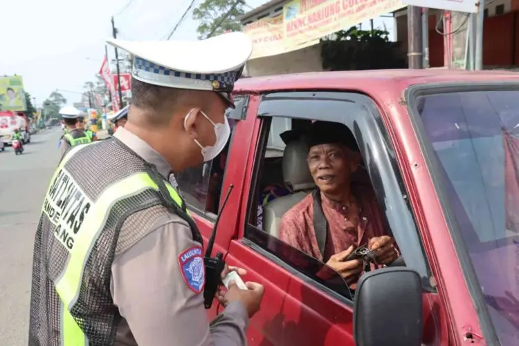 TEGURAN -- Personel Satlantas Polres Pandeglang, menegur dan mengingatkan pengendara agar lebih disiplin dan menjaga keselamatan. (ISTIMEWA)