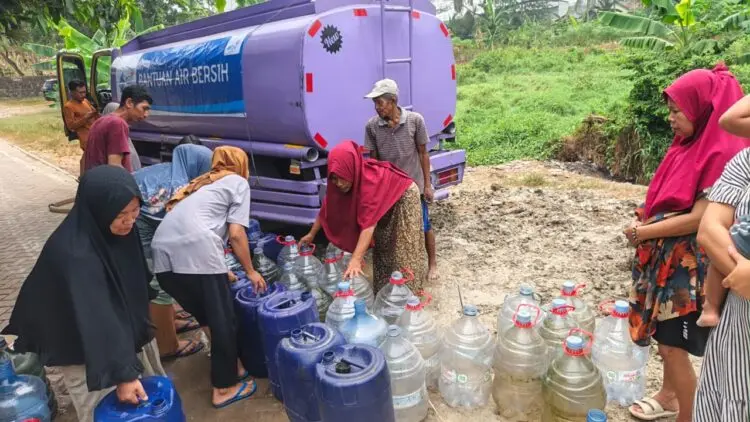 Aetra Tangerang Salurkan Bantuan Air Bersih untuk Warga Balaraja