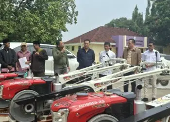 Gerindra Kabupaten Tangerang Salurkan 4 Traktor dan Pompa Air untuk Petani