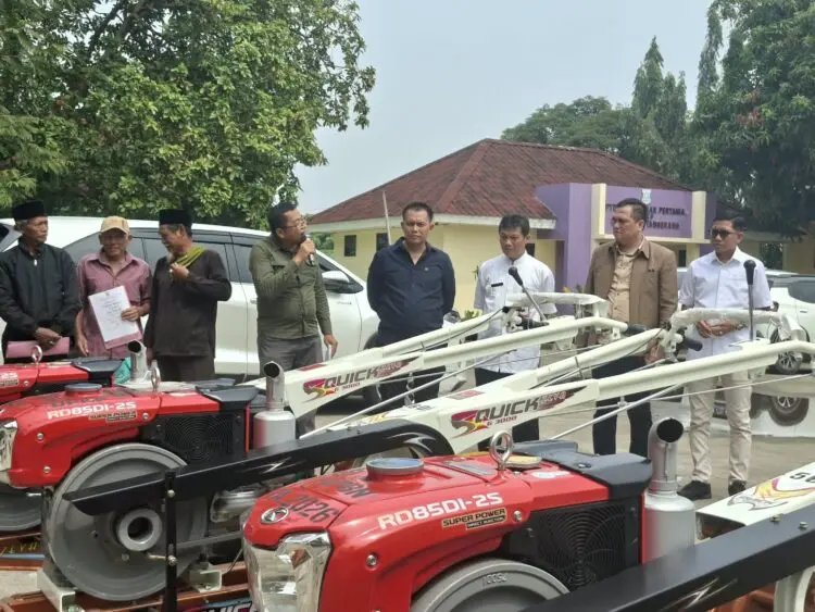 Gerindra Kabupaten Tangerang Salurkan 4 Traktor dan Pompa Air untuk Petani