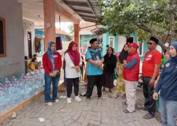 PMI Kecamatan Pinang Salurkan Air Minum Bersih untuk Warga Cipete