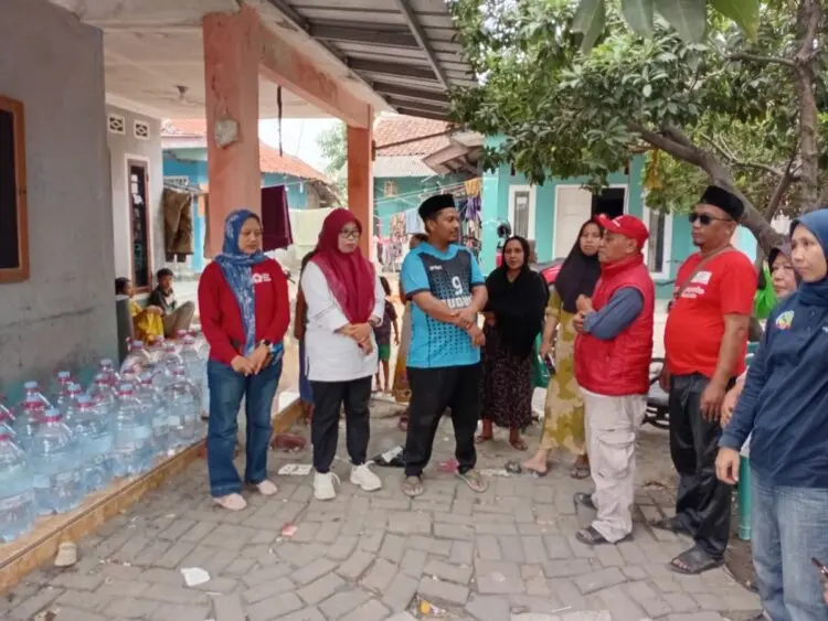 PMI Kecamatan Pinang Salurkan Air Minum Bersih untuk Warga Cipete