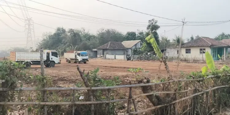 Aktivitas Truk Galian Tanah Buat Resah Warga Sindang Jaya