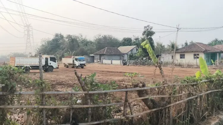 Aktivitas Truk Galian Tanah Buat Resah Warga Sindang Jaya