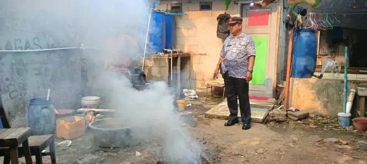 Aktivitas Pembakaran Sampah di Ciledug Dipadamkan Trantib