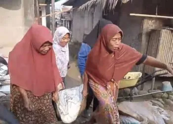 Ketika Emak-emak Ikut Bantu TMMD di Lebak