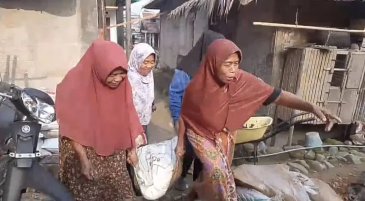 Ketika Emak-emak Ikut Bantu TMMD di Lebak