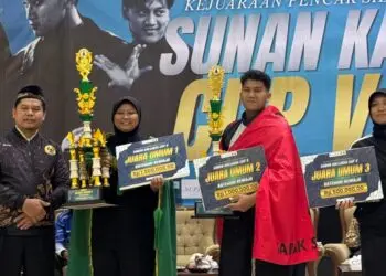 Tim pencak silat Pamur Rasio Mutiara Tangerang meraih dua gelar juara umum dan membawa pulang 94 medali, terdiri dari 32 emas, 25 perak, dan 37 perunggu dalam Kejuaraan Nasional Sunan Kalijaga Cup V 2026 di Yogyakarta, yang berlangsung 27 - 29 Oktober 2026.