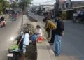Saat Camat Benda Pergoki Warga Buang Sampah Sembarangan di Jalan