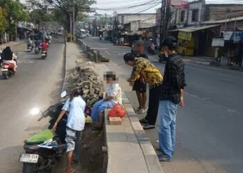 Saat Camat Benda Pergoki Warga Buang Sampah Sembarangan di Jalan