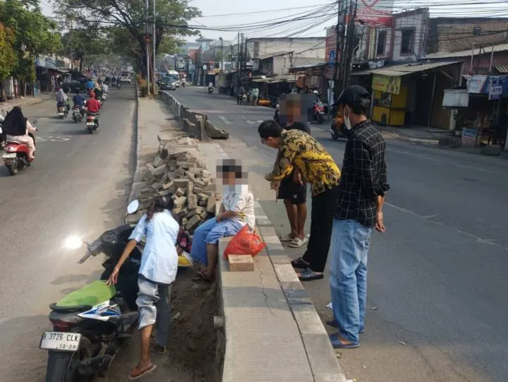 Saat Camat Benda Pergoki Warga Buang Sampah Sembarangan di Jalan