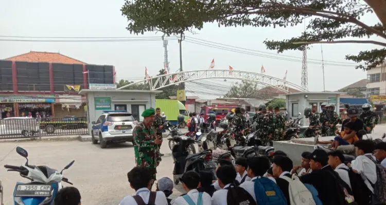 Babinsa Cegah Tawuran Pelajar di Alun-alun Teluknaga