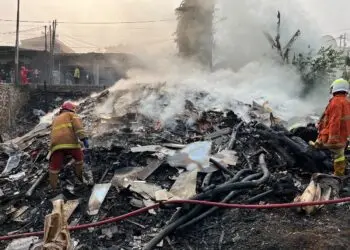 Petaka Bakar Sampah Sembarangan, Tumpukan Kayu hingga Warung di Karang Tengah Hangus